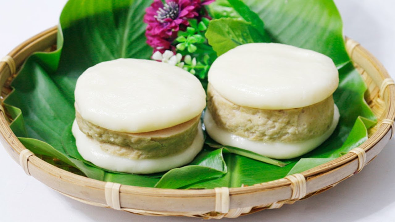 Bánh dày trắng mịn, dẻo thơm, ăn cùng chả lụa tạo nên hương vị hấp dẫn